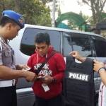 Polisi gadungan (tengah) saat diperiksa Provos. foto: sugiyanto/BANGSAONLINE