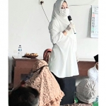 Ikfina Fahmawati saat menyampaikan sambutan di depan para warga enam desa di Mojokerto, Sabtu (17/10/2020). foto: rochmad syaiful aris/ bangsaonline