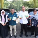 Wakil Bupati Gresik, Asluchul Alif (dua dari kanan), dan Direktur Utama Petrokimia Gresik, Dwi Satriyo Annurogo, saat menghadiri uji emisi kendaraan. Foto: Ist.