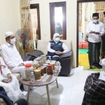 Gubernur Jawa Timur Khofifah Indar Parawansa saat rumah induk Menko Polhukam Mahfud MD di Pamekasan, Madura, Sabtu (19/12/2020). foto: ist/ bangsaonline.com