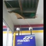 Plafon Indomaret yang dijebol pencuri. foto: catur 
