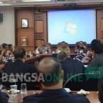 ANTISIPASI: Penjabat Bupati, Akmal Boedianto ketika memimpin rapat bahas radikalisme. foto: syuhud/ BANGSAONLINE