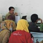 Salah satu staf BKD Kota Malang saat menjadi operator simulasi dan sosialisasi e-PUPNS. foto: iwan irawan/BANGSAONLINE