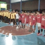 11 pelajar dari Mimika, Papua, yang bersekolah di SMA Putra Bangsa diajak futsal oleh Kapolsek Balongbendo Kompol Sugeng Purwanto.
