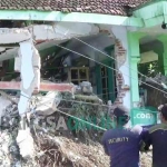 Warga saat bekerja bakti membersihkan puing-puing masjid.