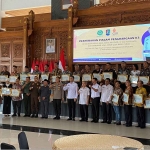 Foto bersama penerimaan penghargaan yang diperoleh PT SBI Tuban, Minggu (2/4/2023)