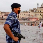 Seorang perwira polisi bersenjata berjaga di tepi sungai Sarayu menjelang upacara peletakan fondasi sebuah kuil Hindu di Ayodhya, India. © Pawan Kumar, Reuters