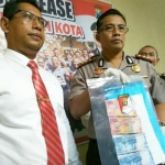 Kapolresta Kediri, AKBP Anthon Haryadi saat menunjukkan barang bukti hasil pungutan liar kepengurusan sertifikat tanah. foto: ARIF K/ BANGSAONLINE