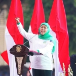 Gubernur Khofifah saat memberi sambutan ketika meresmikan Lapangan Jatim Seger.