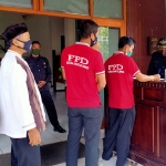 FPD saat datang ke Gedung DPRD Trenggalek. (foto: HERMAN/BANGSAONLINE)