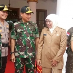 Kalemdiklat Polri Komjen Pol Arief Sulistyanto, Danjen Akademi TNI, Laksdya Aan Kurnia, Gubernur Jatim Khofifah Indar Parawansa, Gubernur AAU Marsma TNI Tantang Harlyansah usai kegiatan Latsitarda Nusantara ke XXXIX. foto: DEVI/ BANGSAONLINE