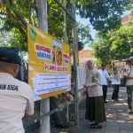Spanduk larangan mengamen dan mengemis yang dipasang petugas dari Satpol PP Pamekasan.