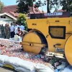 Ribuan botol minuman beralkohol saat digilas 