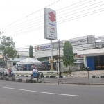 Dealer UMC Suzuki Gresik di Jalan Dr. Wahidin SH, tempat konsumen membeli mobil. foto: ist.