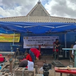 Petugas saat melakukan tera ulang alat ukur takar timbang dan perlengkapannya. (Ist)