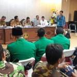 Suasana pertemuan Wabup Moh.Qosim dengan panitia YVCIG dan Ansor di kantor Pemkab Gresik. foto: SYUHUD/ BANGSAONLINE