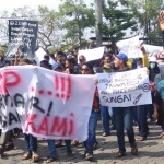 Aksi ratusan warga saat demo di depan pabrik PT BMI.