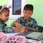 Pelajar di Sidoarjo saat mengikuti pembelajaran secara daring.