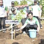 PJ Bupati Idrus saat menanam pohon di Desa Ngetrep Kecamatan Mojo Kabupaten Kediri. foto: hms