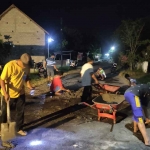 Warga Desa Rembangkepuh, Kecamatan Ngadiluwih, Kabupaten Kediri, saat bergotong royong menambal jalan berlubang. Foto: Ist
