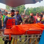 Petugas saat mengevakuasi pria tanpa identitas yang tewas mengapung di Desa Ngaresrejo, Kecamatan Sukodono, Kabupaten Sidoarjo.