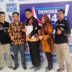 Tanggono hadir ke tim penjaringan calon dengan diantar sejumlah relawannya.