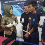 Kepala BNN Kota Mojokerto AKBP Suharsih saat merilis tangkapan bandar sabu. foto: SOFFAN/ BANGSAONLINE