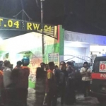 Saat warga lingkungan Welaran mengamankan pelaku percobaan pencurian mobil, tadi malam.