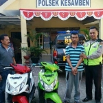 Tersangka Eka diamankan petugas kepolisian Blitar.