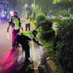 Petugas sedang melakukan olah TKP.