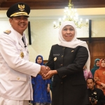 Gubernur Jawa Timur Khofifah Indar Parawansa secara resmi melantik Pelaksana Tugas (Plt) Bupati Mojokerto Pungkasiadi menjadi Bupati Mojokerto Sisa Masa Jabatan Tahun 2016-2021 di Gedung Negara Grahadi, Surabaya. foto: ist. 