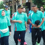 Anggota Forkopimda Lamongan mengikuti kegiatan jalan sehat dalam rangka HUT Korpri, Senin (2/12/2019).