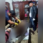 Petugas mengidentifikasi mayat korban.