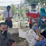 Wakil TP-PKK, Erni Hari Wuryanto saat memakaikan masker kepada pengunjung Taman Asti Caruban.