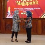 Wali Kota Mojokerto Ika Puspitasari saat memberikan cenderamata kepada Kepala Pusat Pendidikan Kemendikbudristek Amwurnani Dwi Lestari.