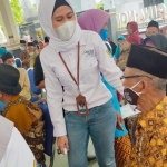 Korkab PKH Gresik, Diana Tri Ratnaningtyas memantau para lansia saat menerima bantuan PKH Plus. foto: SYUHUD/ BANGSAONLINE