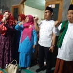 Dr KH Asep Saifuddin Chalim, MA (paling kanan) bersama Muhammad Habibur Rochman (Gus Habib), Nyai Masfufah Hasyim (baju biru dan kerudung merah) dan Atikah (sekretaris PAC Muslimat NU Wonocolo) sedang menyanyikan lagu Yahlal Wathon atau Hubbul Wathon karya KH Abdul Wahab Hasbullah dalam acara Posko Opini di kediaman Ustadz H Ridwan di Gayuangan Surabaya, Senin (6/8/2018). Foto: bangsaonline.com