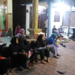 Sejumlah kerabat dan tetangga menunggu kedatangan jenazah korban di rumah duka.
