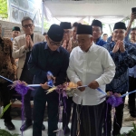H. Yandri Susanto, SPt, MPd, bersama Prof Dr KH Asep Saifuddin Chalim, MA saat menggunting pita dalam acara peresmian kantor PAN Kabupaten Mojokerto, Ahad (21/12/2025). Foto: m mas
