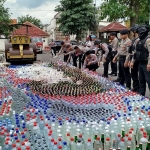 Pemusnahan miras atau minuman keras di Mapolres Jombang.