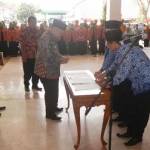 TEKEN: CPNS Pemkab Sidoarjo saat menerima petikan SK Pengangkatan PNS, di Pendopo Delta Wibawa, Selasa (30/8). foto: MUSTAIN/ BANGSAONLINE.com