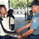 Kadispotmar Koarmada II Kolonel Laut (P) Ketut Budiantara menyalami peserta pelatihan.