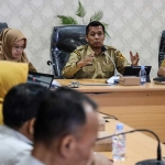 Pj Sekdakot Kediri, M Ferry Djatmiko, saat memimpin rapat.