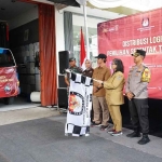 Pj Wali Kota Kediri saat memberangkatkan logistik Pilkada 2024. Foto: Ist