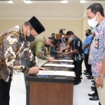 Bupati Fadeli saat penandatanganan pakta integritas. (foto: ist)