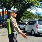 Petugas dari Polres Batu saat mengatur lalu lintas.