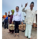 Qosim membawa ikan pindang hasil sentra pengolahan ikan pindang di Desa Dedawang Kecamatan Tambak. foto: ist.