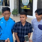 Wako Wadidi, GTT SDN Tamberu Barat 1 korban pemotongan gaji oleh kepala sekolah saat didampingi kuasa hukumnya. Foto: Ist.