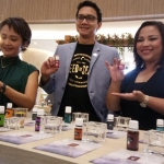 Head of Marketing Young Living lndonesia, Rosiina Situmeang bersama Country Manager Young Living Indonesia, Ksatria Yudho Sampurno saat menjelaskan produk.