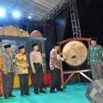 Bupati Sambari Halim Radianto saat menutup MTQ ke XXVIII di Wringinanom. foto: SYUHUD/ BANGSAONLINE